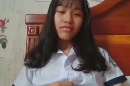 Em bé gái lăng nhăng chỉ thích mút dương vật lớn